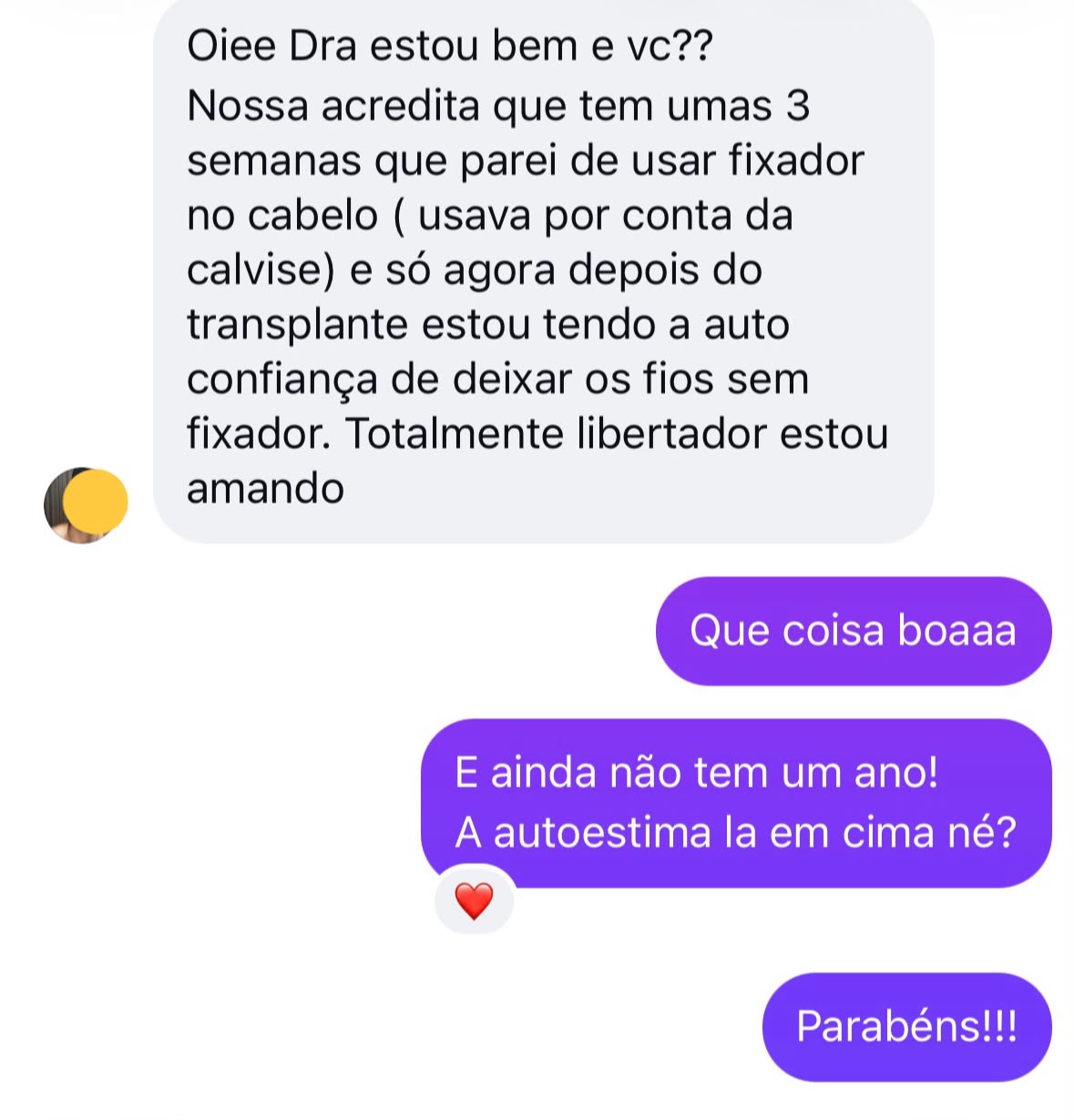 Print de conversa no Instagram em que a paciente conta que voltou a usar o cabelo sem fixador após o transplante capilar